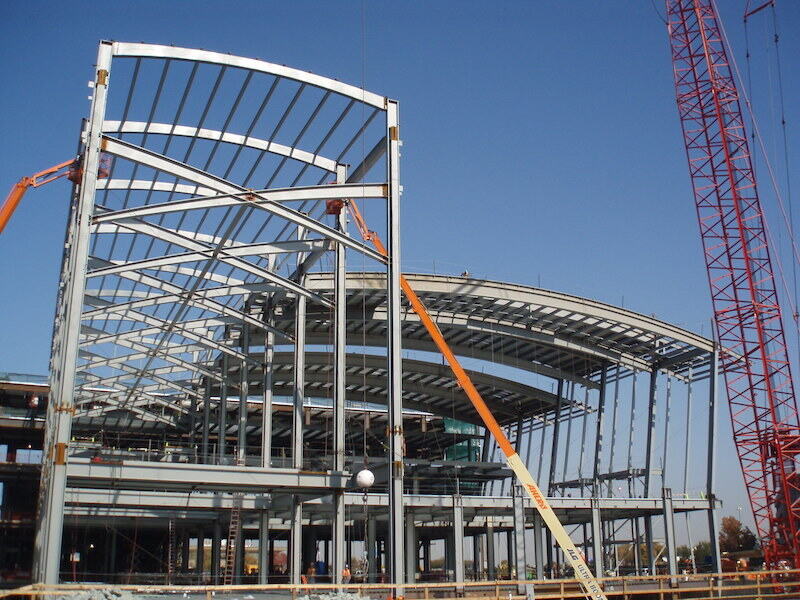 For the terminal’s central spine, at left, field erection was sequenced to utilize the rigidity of the X-girders to minimize movements and the need for extensive temporary bracing.