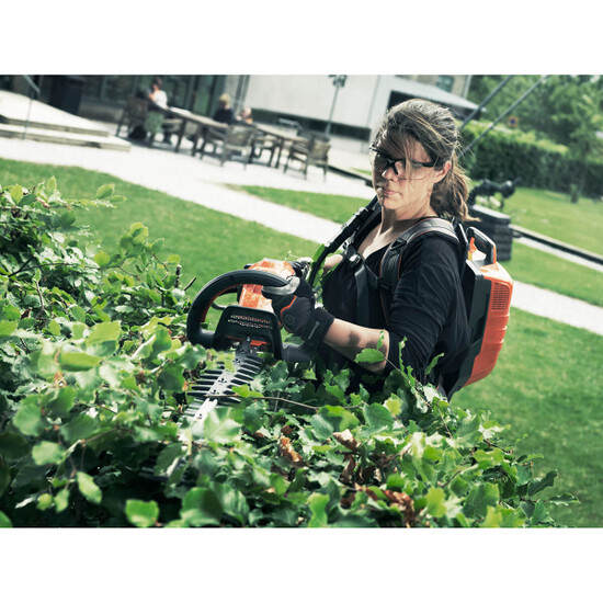 Lightweight design battery operated hedge trimmer