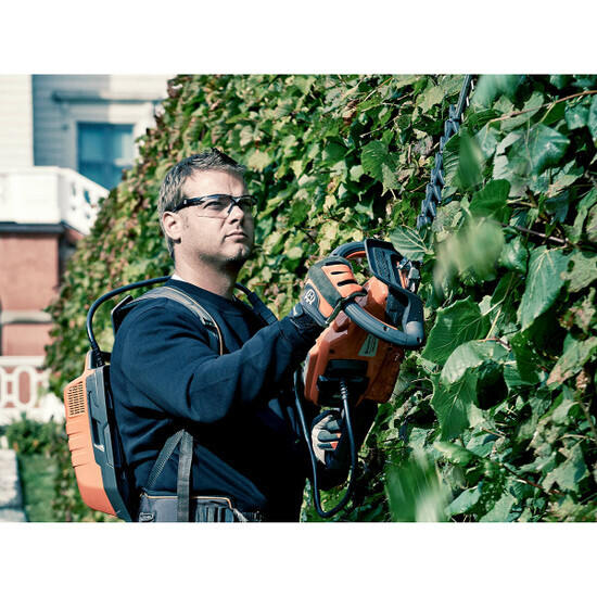 Battery powered hedge trimmer with low noise levels