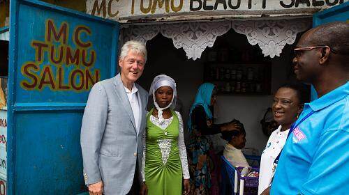 Bill Clinton visita el programa de microfinanzas CARE en Tanzania - CARE