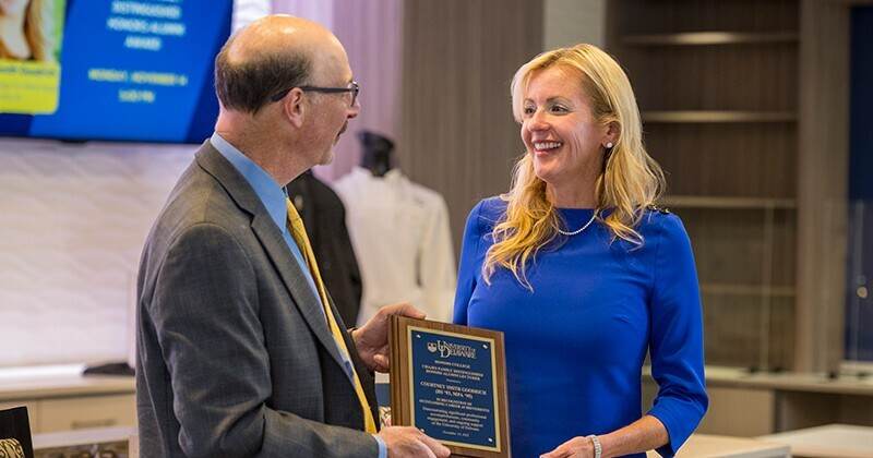 University of Delaware Honors College and Alfred Lerner College of Business and Economics alumna Courtney Smith Goodrich (right) accepts the Chajes Family Distinguished Honors Alumni Award from Honors College Dean Michael Chajes.