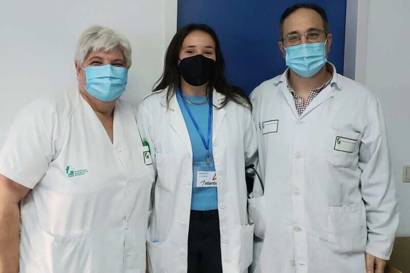llie O’Keefe (center), a sophomore MDD-Pre-PA major, spent time in the cardiology department at Hospital de Mérida in Spain, inspiring her potential future career path.