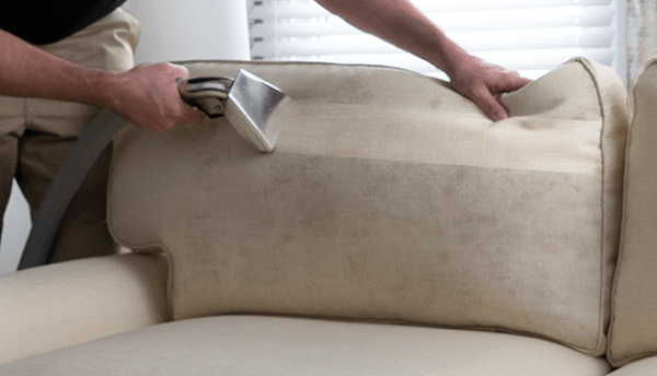 Extremidade esquerda de um sofá lixiviado com um travesseiro