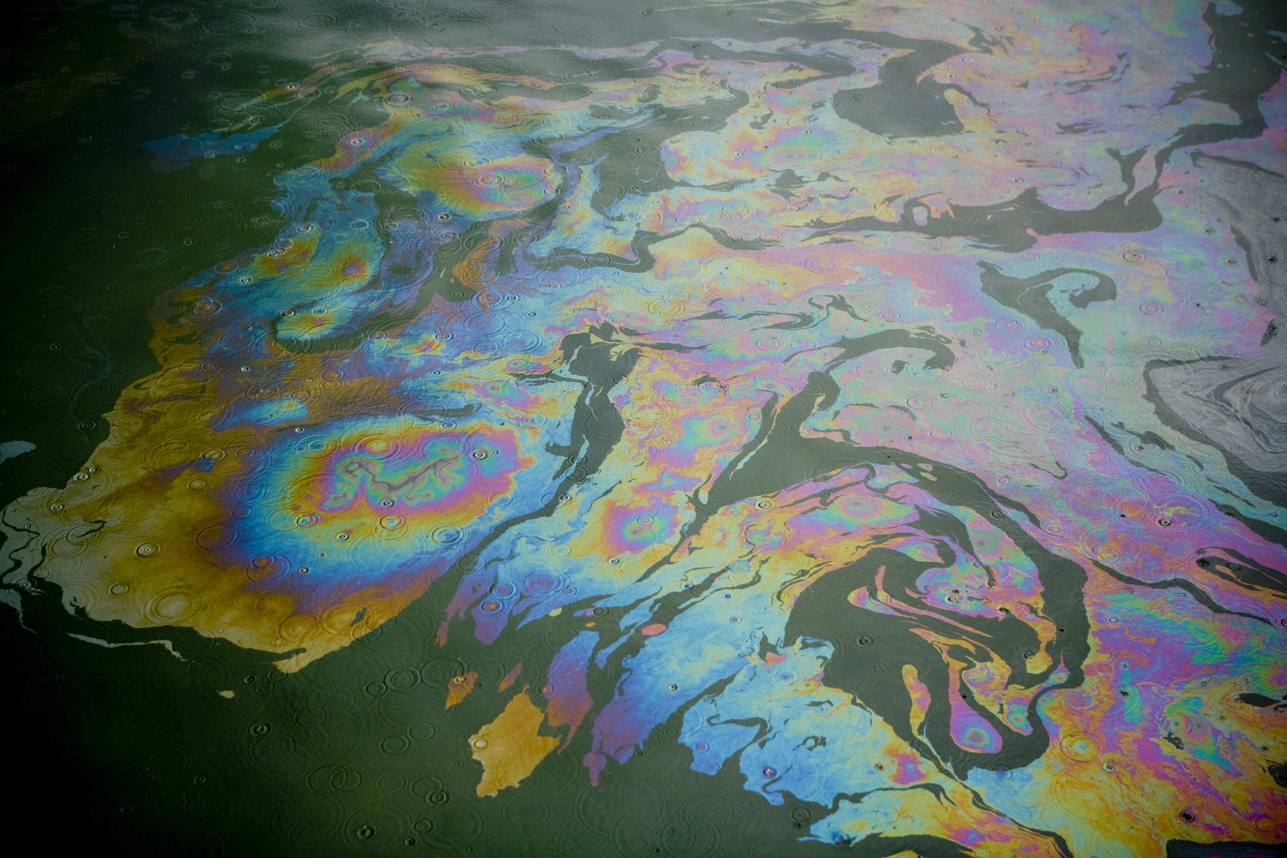 Почему вода растекается. Река Печора загрязнение. Нефтяное пятно. Нефтяная пленка. Нефтяные пятна на воде.