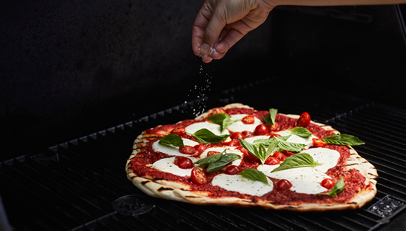 How to Cook Pizza on a Grill - Masterbuilt®