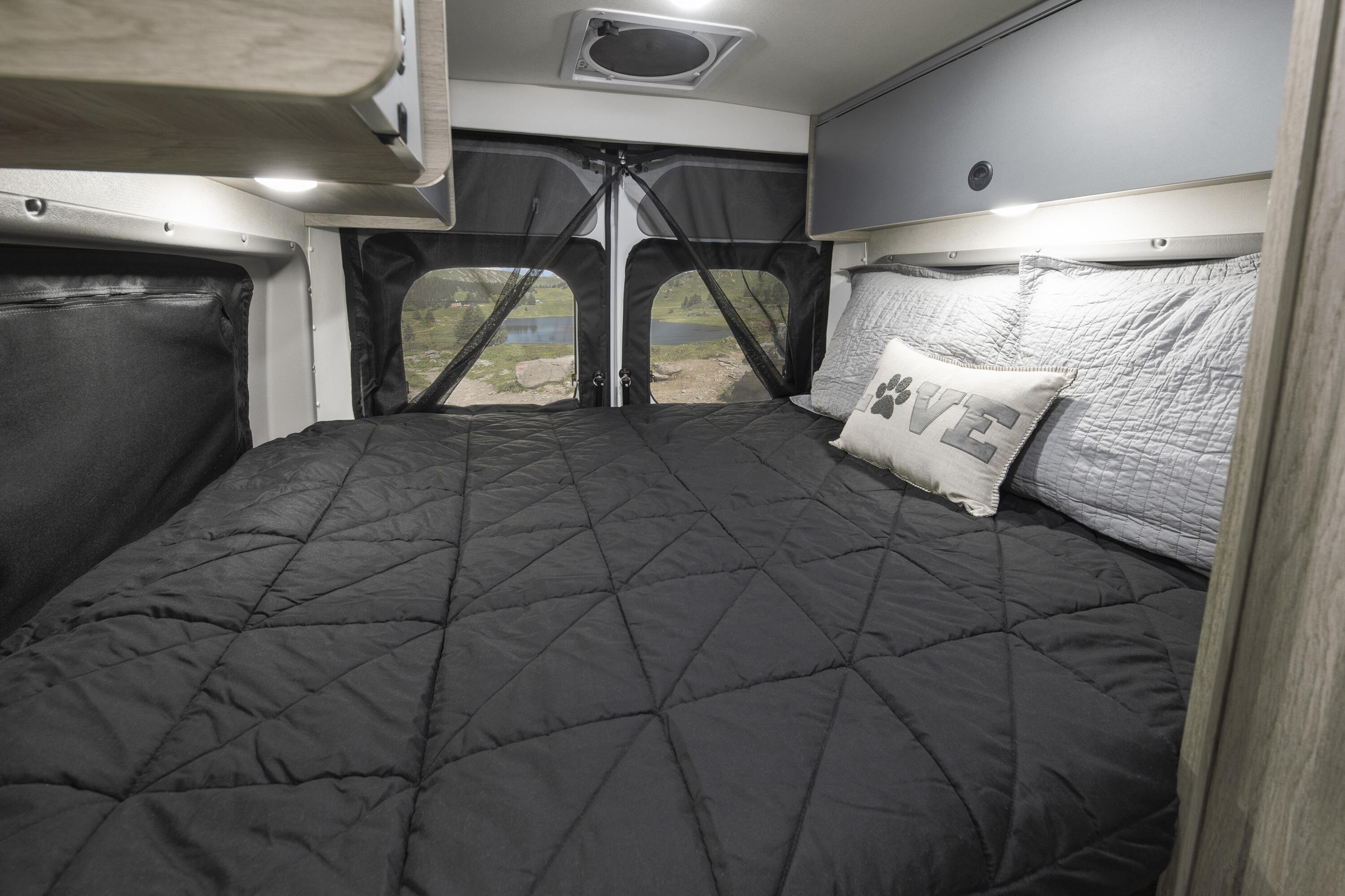 2023 Winnebago Solis Murphy+ bed 