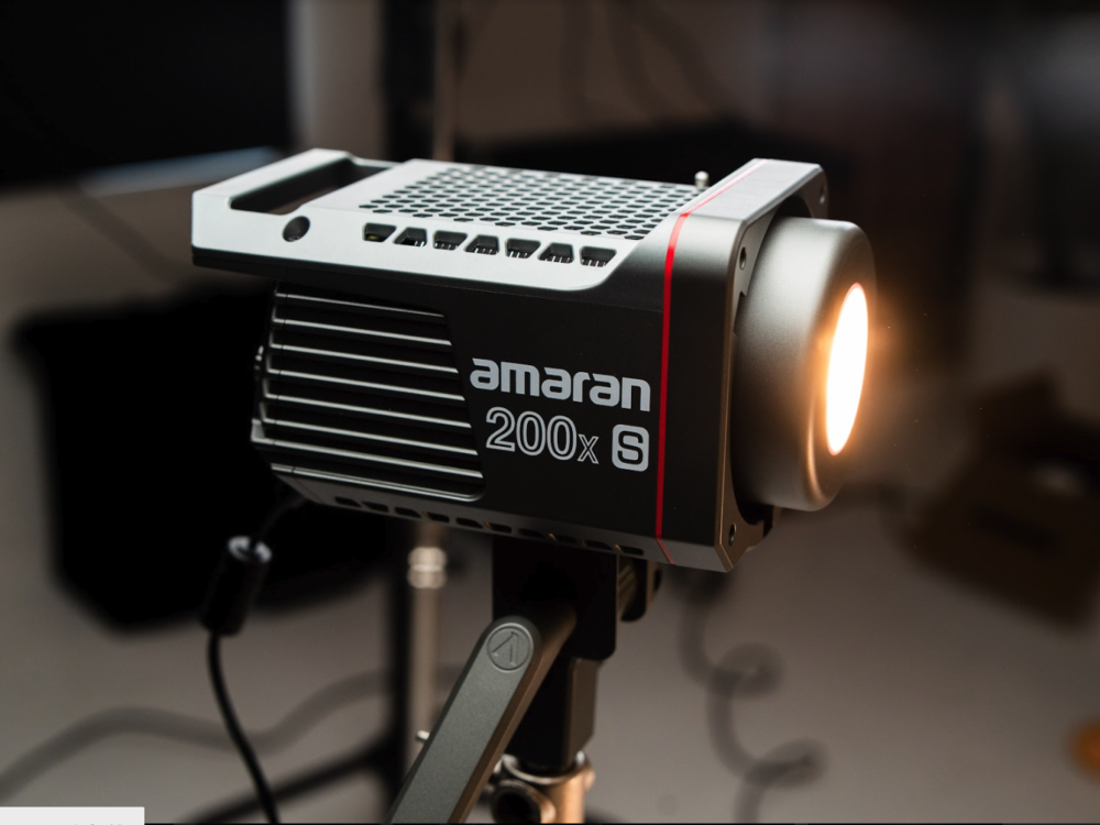 amaran 200x S - Compact Daylight Point-Source Light - Aputure