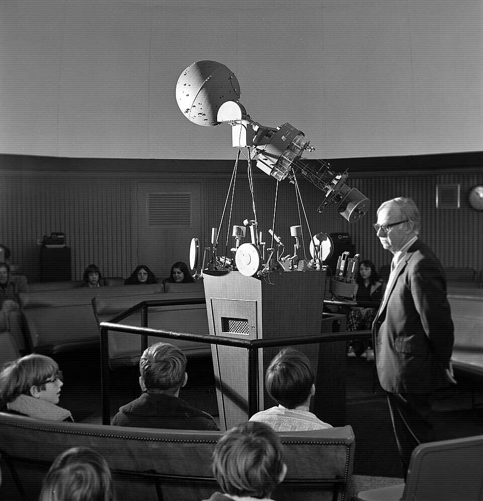 Newton G. Sprague and students in the Ball State University planetarium, 1973