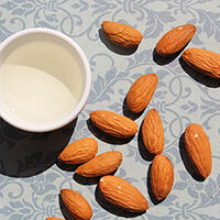 almond-oil-for-skin-5-powerful-benefits-for-your-face-who-shouldnt-use-it
